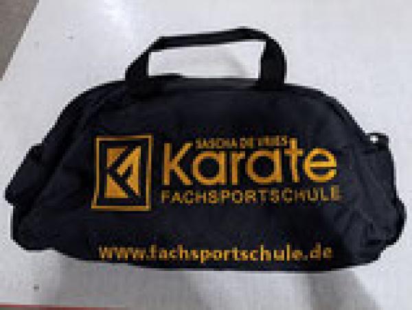 Sporttasche schwarz mit gesticktem goldenem Karate Fachsportschul - Logo